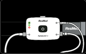 Esquema del dispositivo visto de frente con un cable entrando por cada costado, mostrando qué conector corresponde a cada accesorio