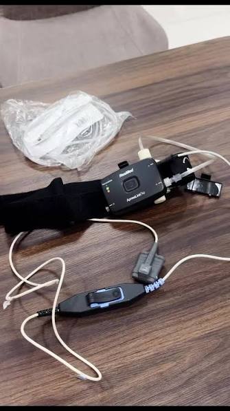 Equipo completamente armado y conectado sobre una mesa, con la cánula nasal todavía en su empaque