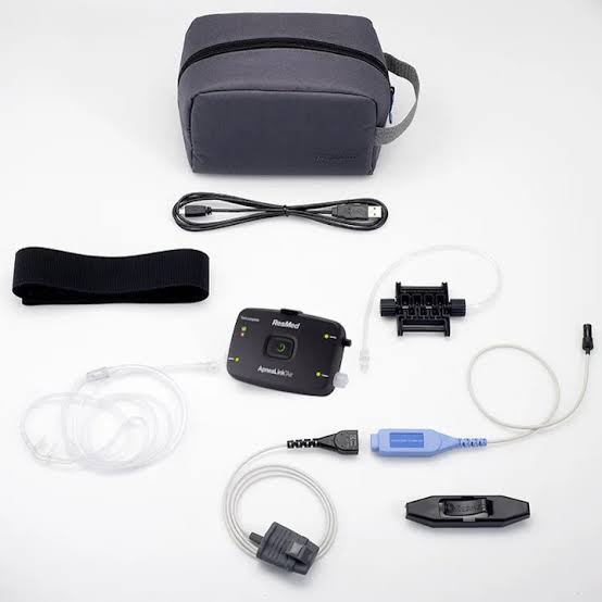 Kit del ApneaLink Air desplegado: bolsa de transporte, cable, cinturón negro, dispositivo, sensor de esfuerzo, cánula nasal, oxímetro, sensor de dedo y pinza