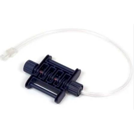 Sensor de esfuerzo respiratorio, pieza negra con dos carretes por donde pasa el cinturón y un tubo transparente de conexión